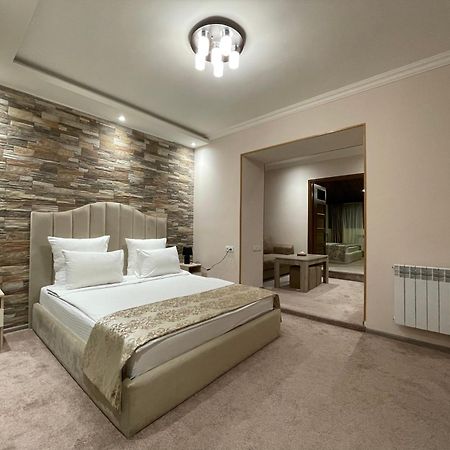 Delin Hotel And Tours Jerevan Exteriör bild