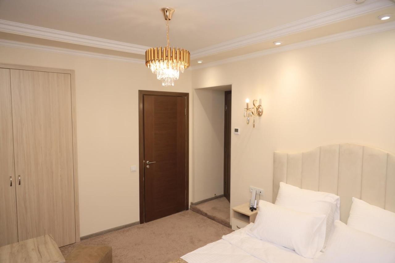 Delin Hotel And Tours Jerevan Exteriör bild