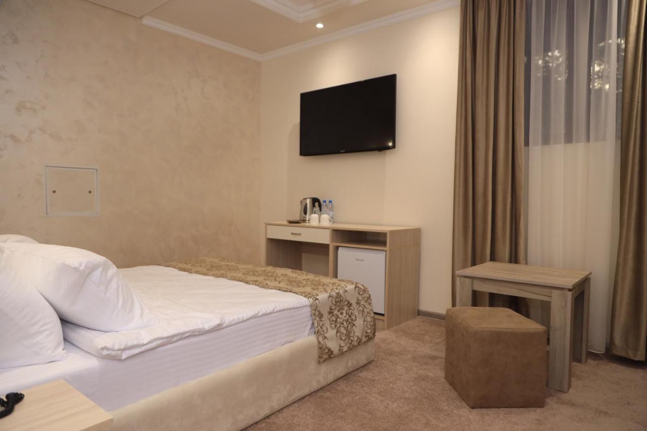 Delin Hotel And Tours Jerevan Exteriör bild