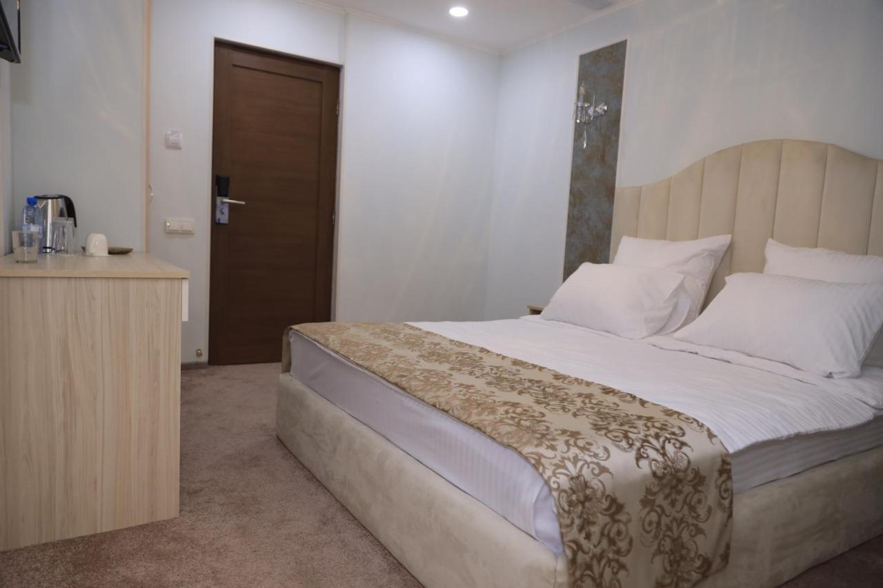 Delin Hotel And Tours Jerevan Exteriör bild