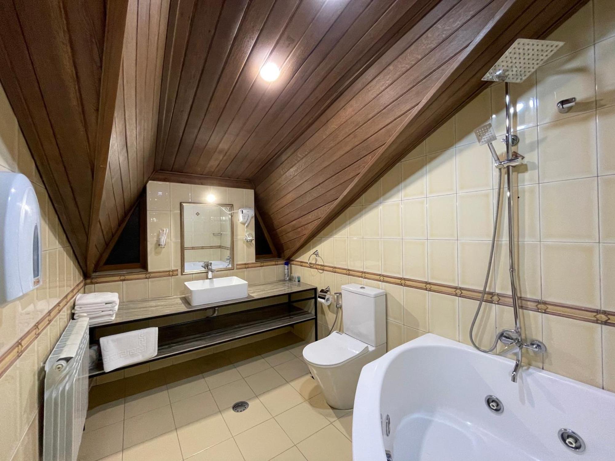 Delin Hotel And Tours Jerevan Exteriör bild