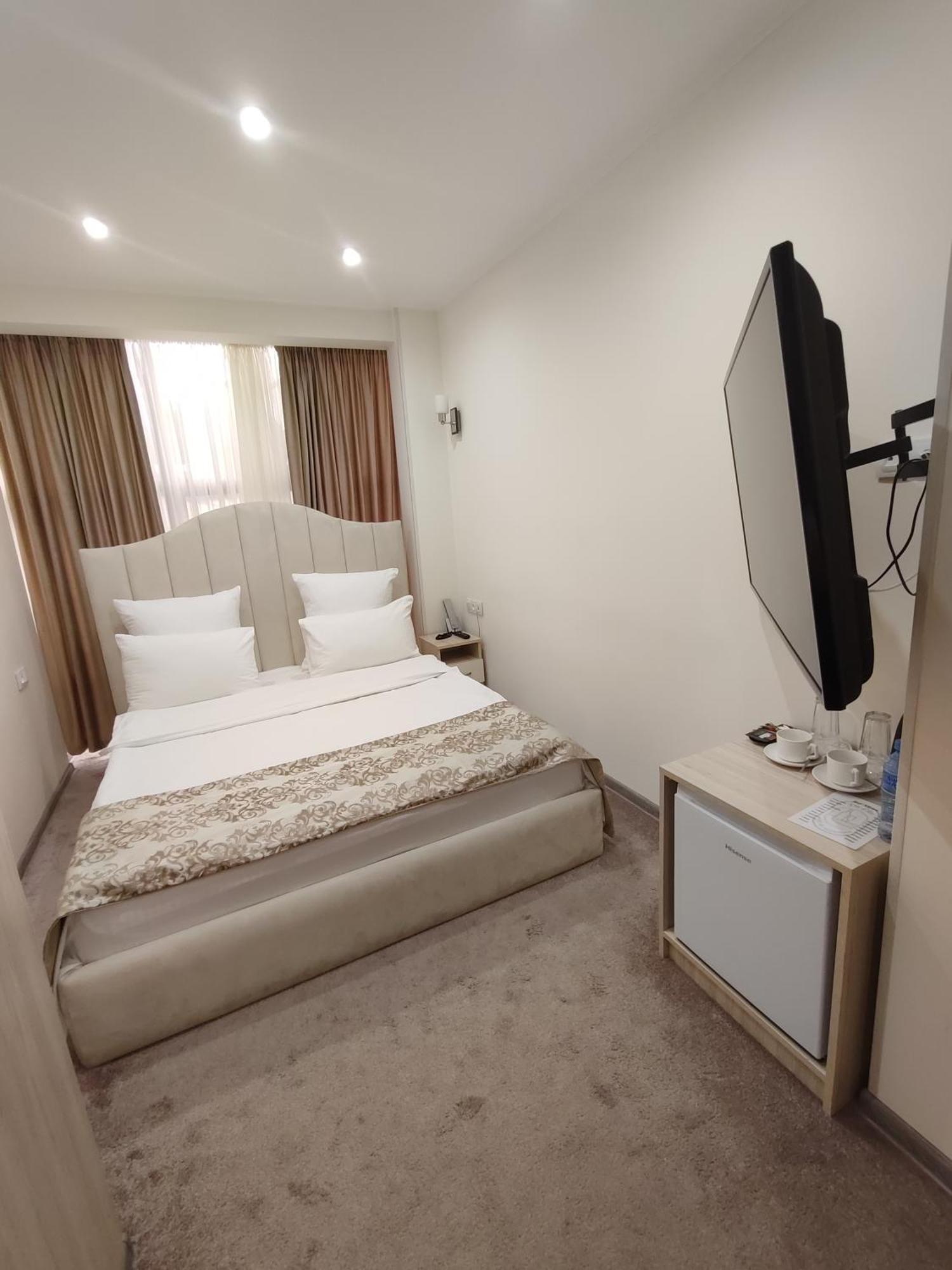 Delin Hotel And Tours Jerevan Exteriör bild