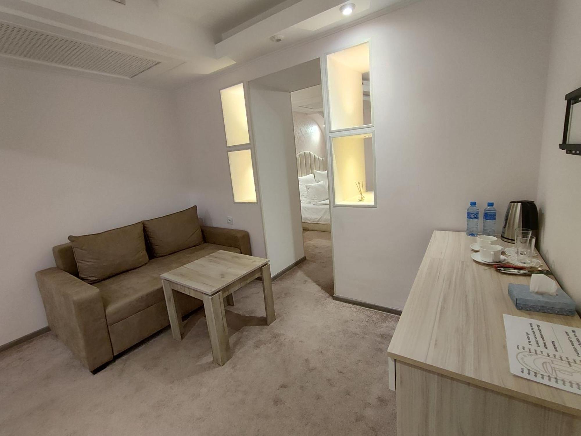 Delin Hotel And Tours Jerevan Exteriör bild
