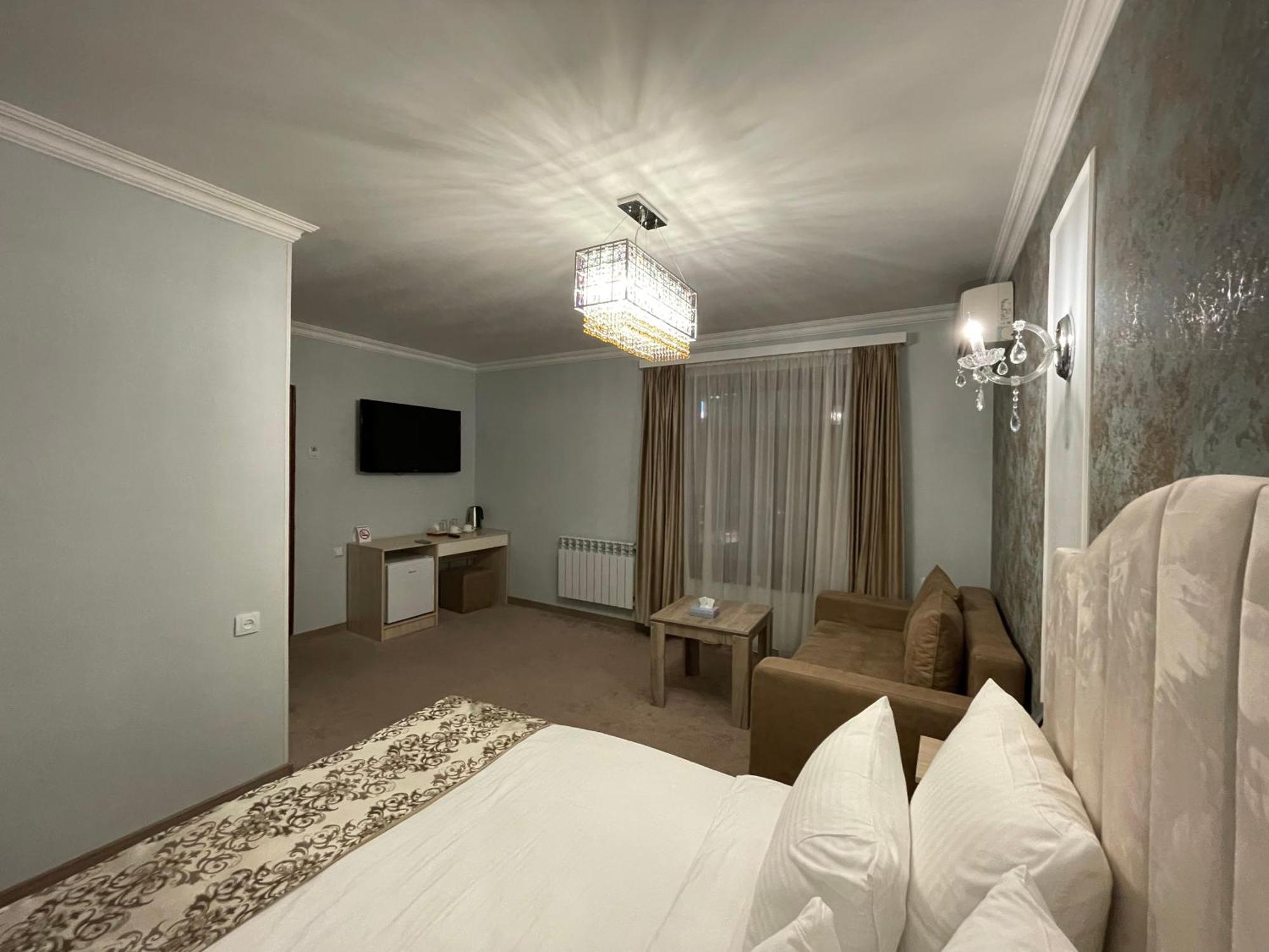 Delin Hotel And Tours Jerevan Exteriör bild