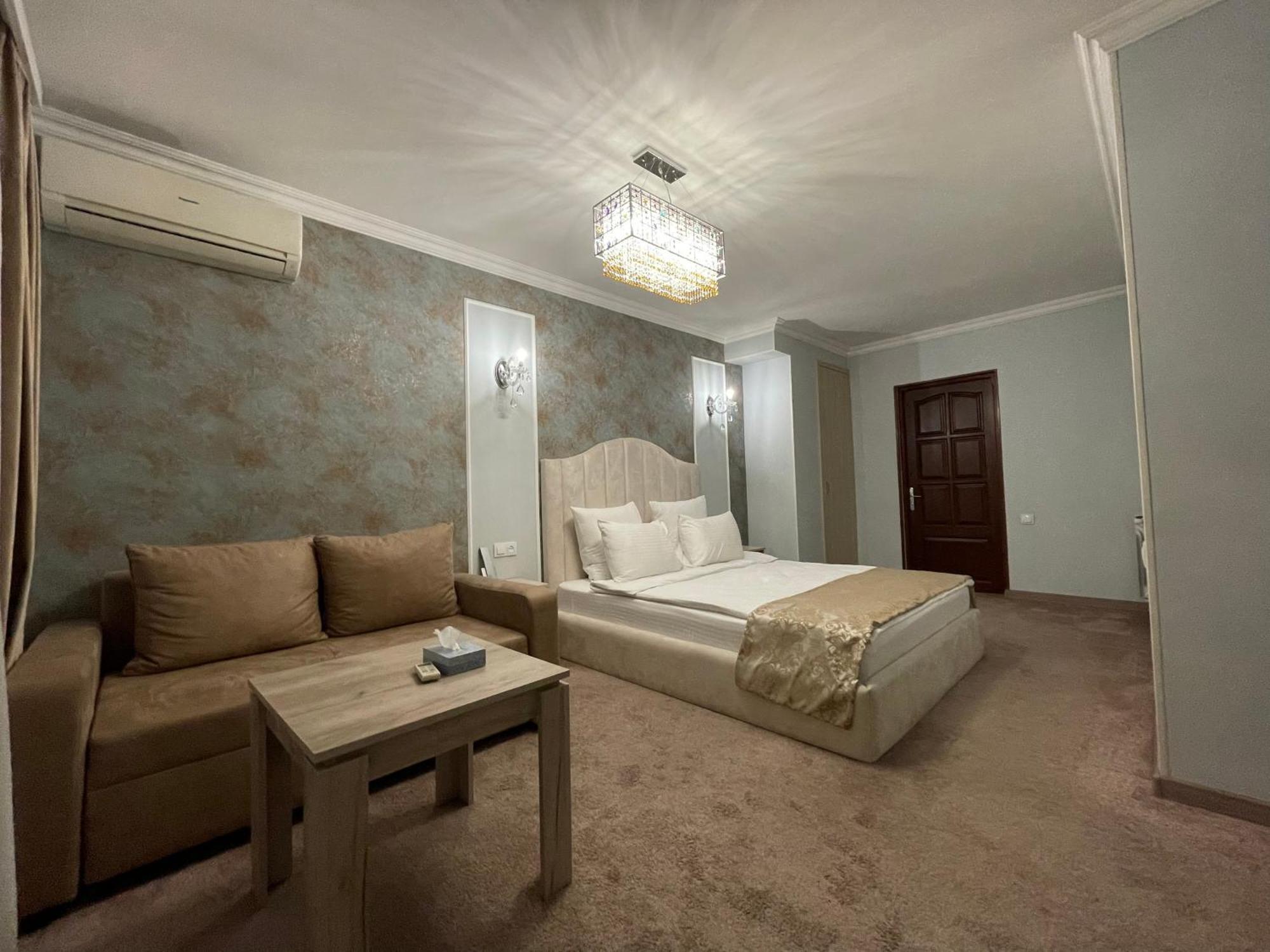 Delin Hotel And Tours Jerevan Exteriör bild