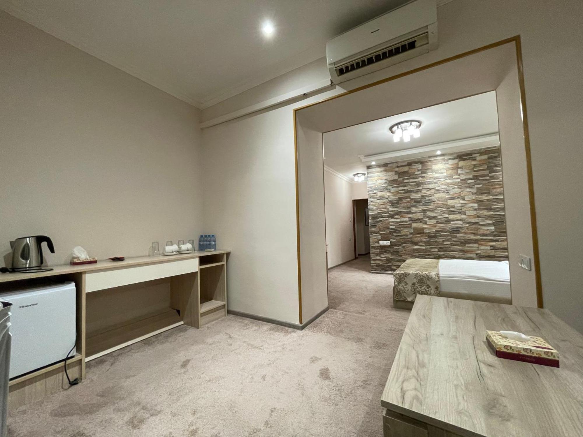 Delin Hotel And Tours Jerevan Exteriör bild