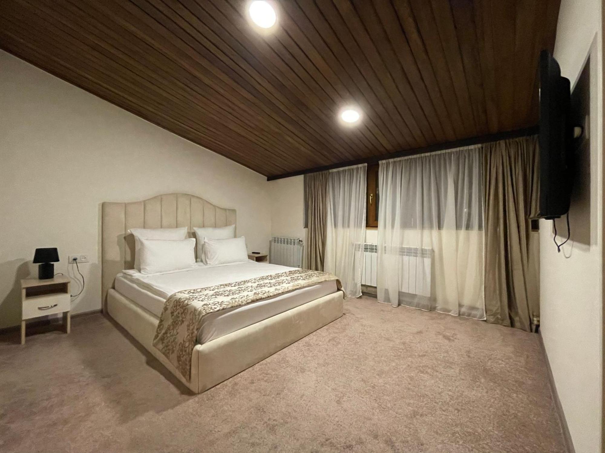 Delin Hotel And Tours Jerevan Exteriör bild
