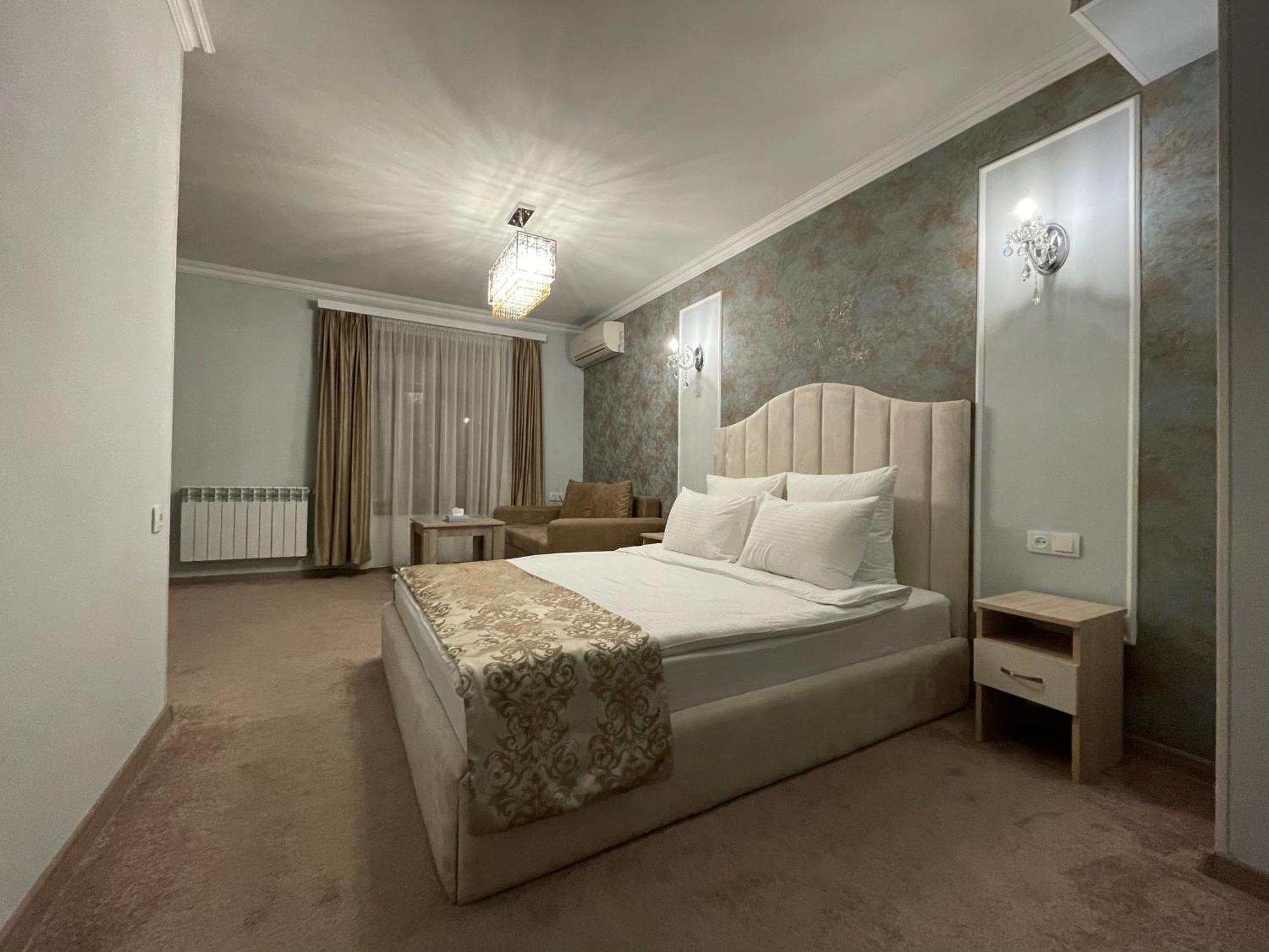 Delin Hotel And Tours Jerevan Exteriör bild